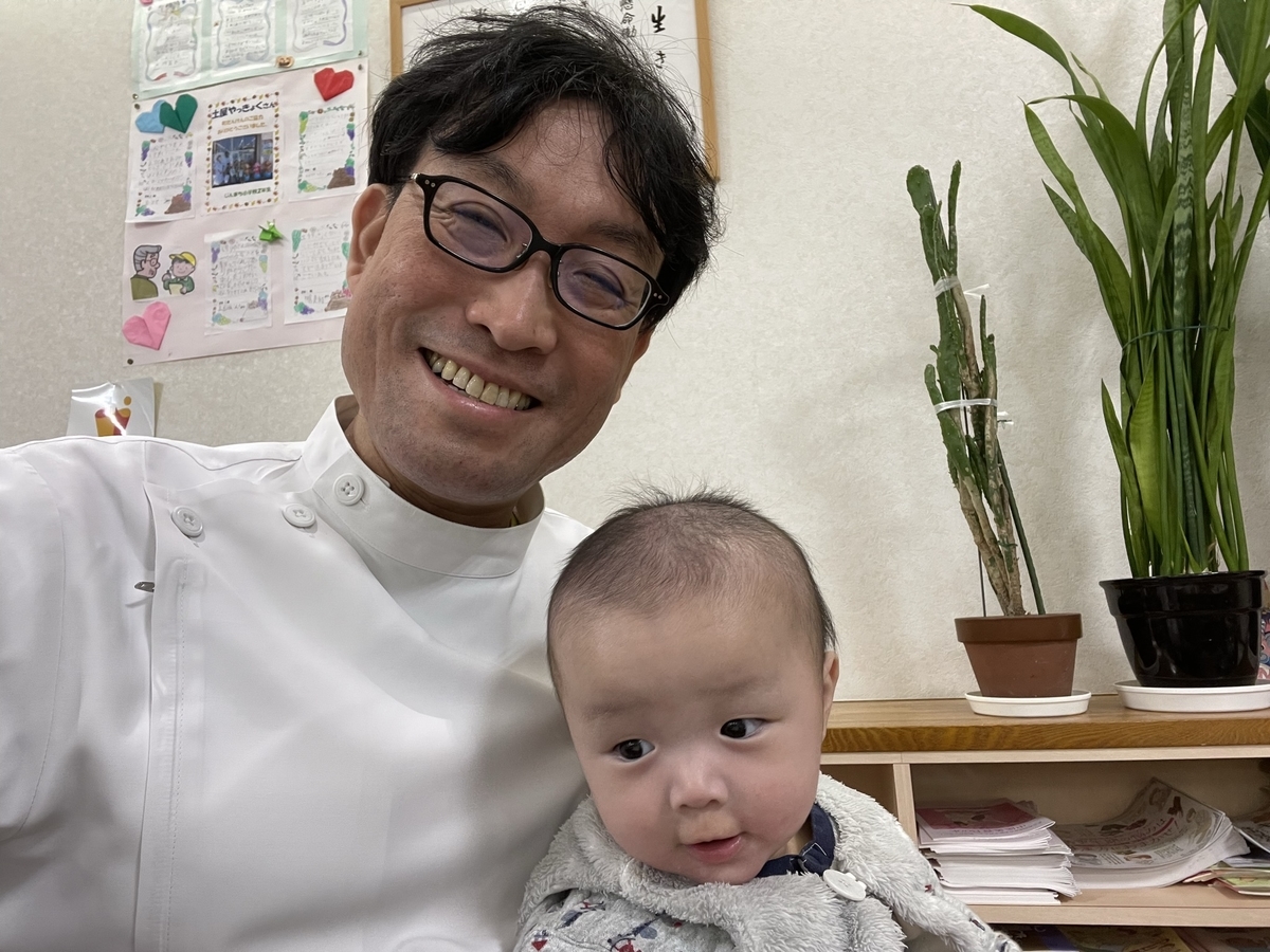 土屋幸太郎と赤ちゃん社長の写真