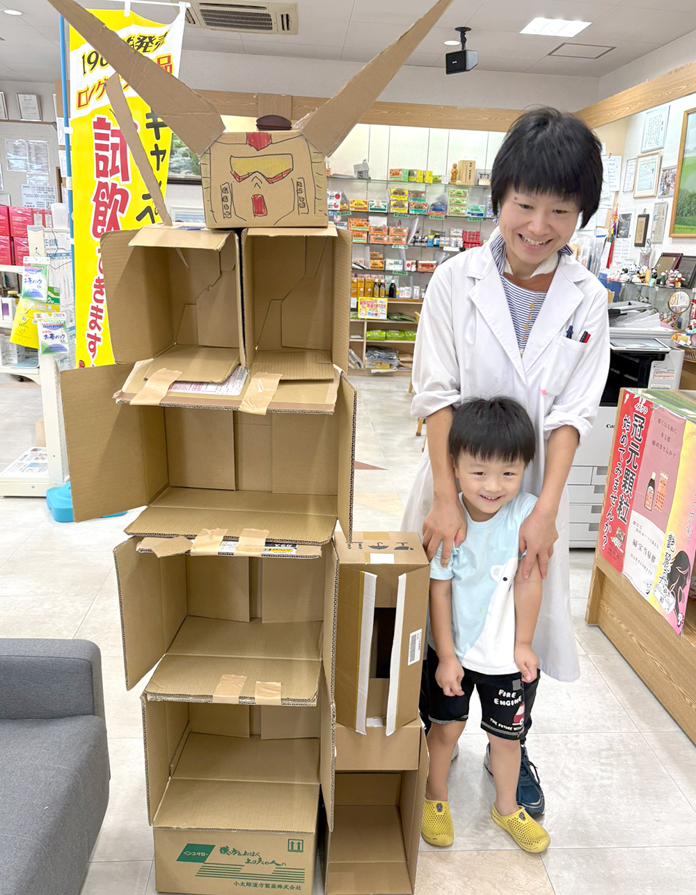 家族で段ボールロボットを制作している様子