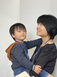 妻の幸先生と息子です。にこにこ