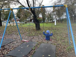 若木山公園でブランコにのる３歳児の息子です。