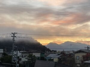 空が明るくなりました。昨日は雪化粧となったようです。山形は今年初の冬日。氷点下の朝。