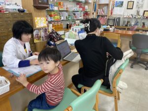 柯愛君先生と妻の幸先生と３歳の息子です。