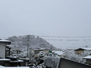 我が家から眺める若木山です。雪化粧です。