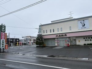 こちらは今朝の土屋薬局の様子です。幸いなことに積雪はなく無事に営業できそうです。