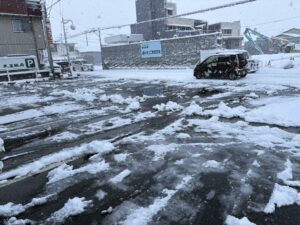 道路も駐車場も凍りつく