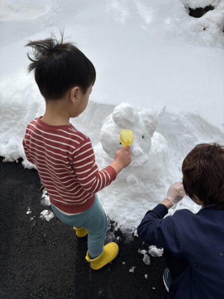 僕ちゃん社長が雪像をつくっています。なんでしょう？