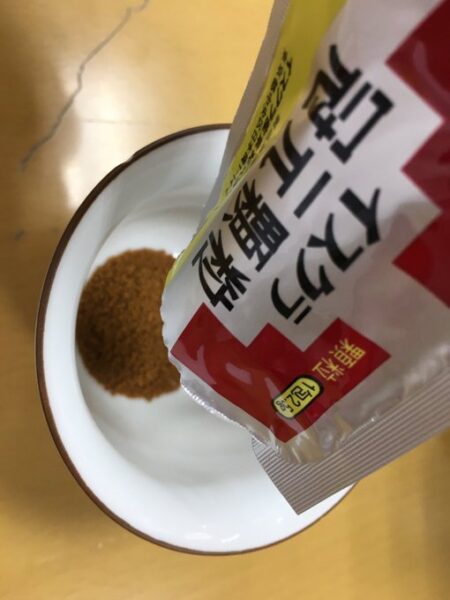 冠元顆粒を白湯に溶かしている様子｜血流改善の漢方の服用方法