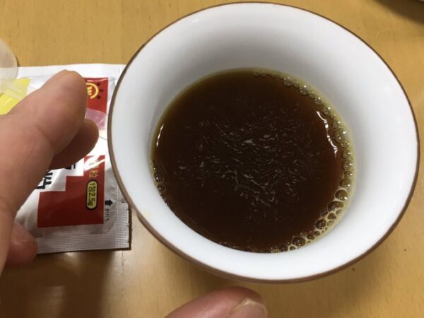 白湯に溶かした冠元顆粒｜飲みやすい漢方のイメージ