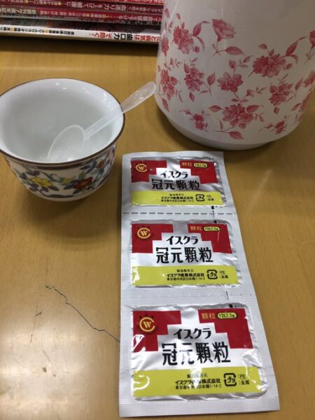 冠元顆粒1包を手に持った状態の写真｜漢方の飲み方のイメージ