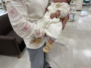 子宮内膜症・チョコレート嚢胞を乗り越え人工授精（AIH）で妊娠・出産されたお客様が、生後3ヶ月の赤ちゃんを抱いて土屋薬局に来店。