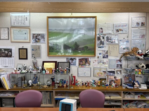 子宮内膜症・体外受精を経て妊娠出産された方々の写真が並ぶ漢方相談コーナーの壁