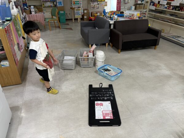 薬局で4歳の息子と講演準備をする土屋幸太郎