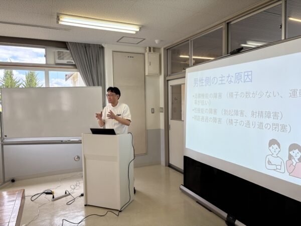 薬剤師・不妊カウンセラー 土屋幸太郎が妊活セミナーで講義中の様子。男性不妊や食養生について解説