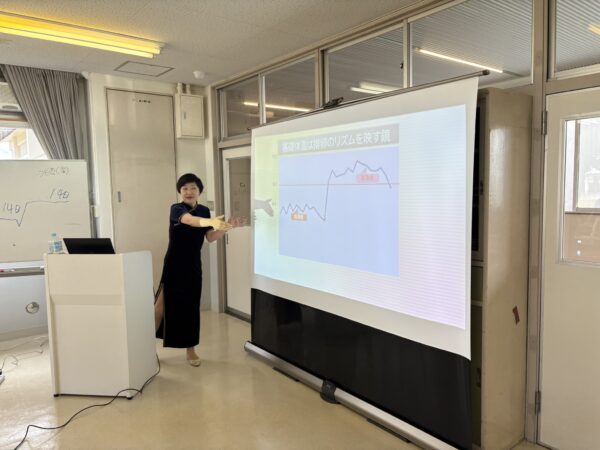 中医学講師・王愛延先生による妊活セミナー講義風景。基礎体温の重要性を解説中