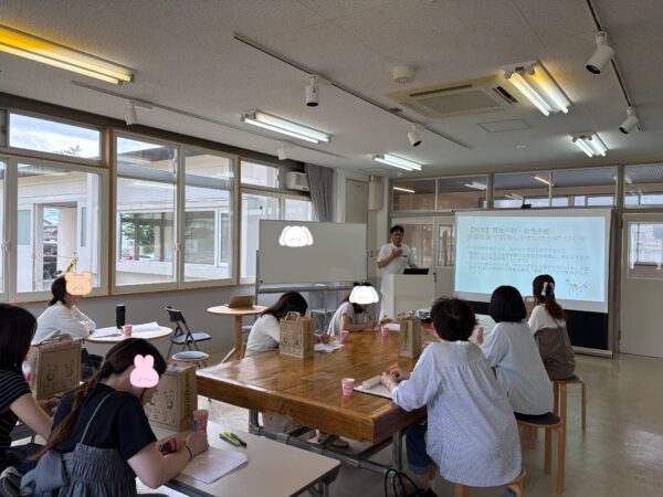 薬剤師・不妊カウンセラー 土屋幸太郎が妊活セミナーで講義中の様子。男性不妊や食養生について解説