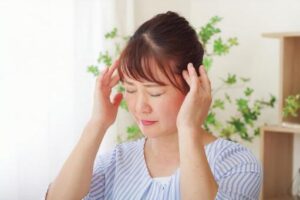 更年期のホットフラッシュの汗に悩む 女性の写真です。