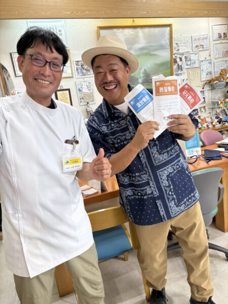 ミッチーチェンさんが土屋薬局に御来店。いま服用されている清営顆粒、冠元顆粒、勝湿顆粒を手にとっています。
