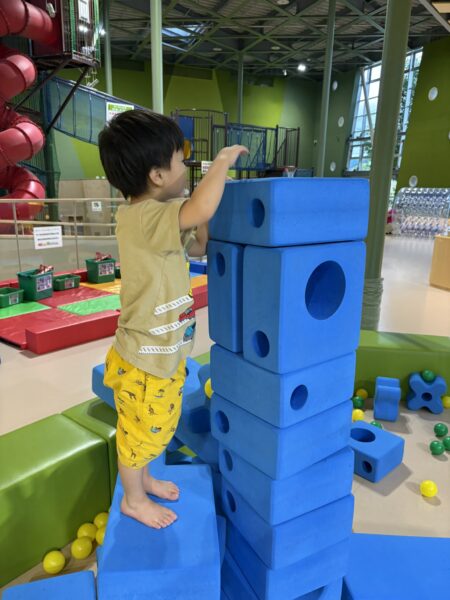 げんきキッズで楽しくブロックの積み遊びをする4歳児の息子の写真です。