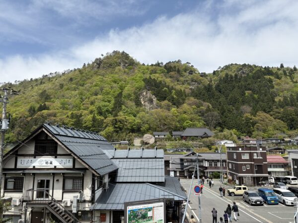 山寺駅から眺めた山寺の写真です。