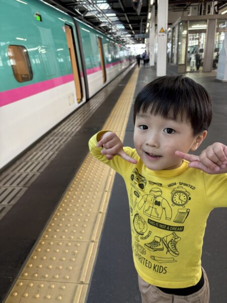 はやぶさの前でにっこりポーズをとる４歳の息子です。