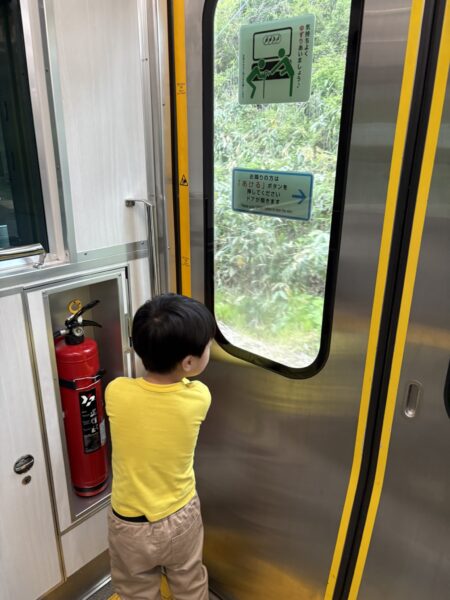 仙山線で車窓を立って眺める息子です。