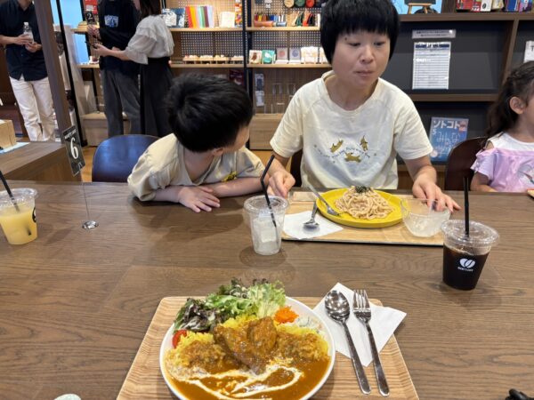 長井市・旧長井小学校第一校舎・MANY'S CAFEでのランチのひととき