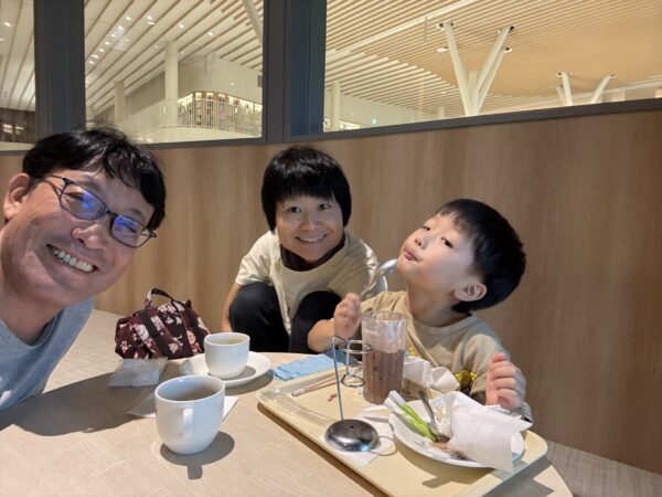 長井市のくるんとのドトールにて、家族３人で軽食を。