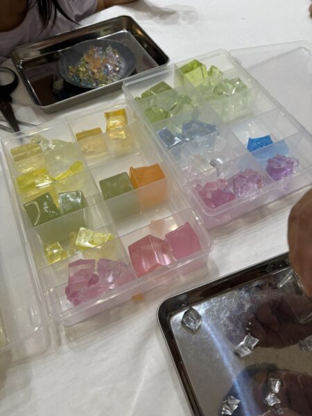 長井市くるんとでのキャンドルつくり。キャンドルのカラフルな糸。