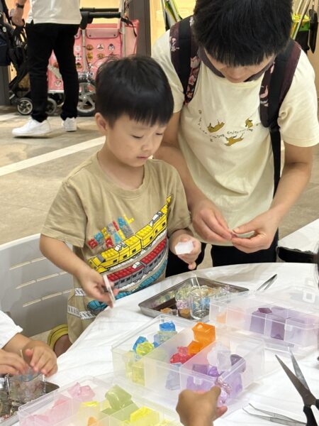 親子でキャンドルつくり、うまくできるかな？