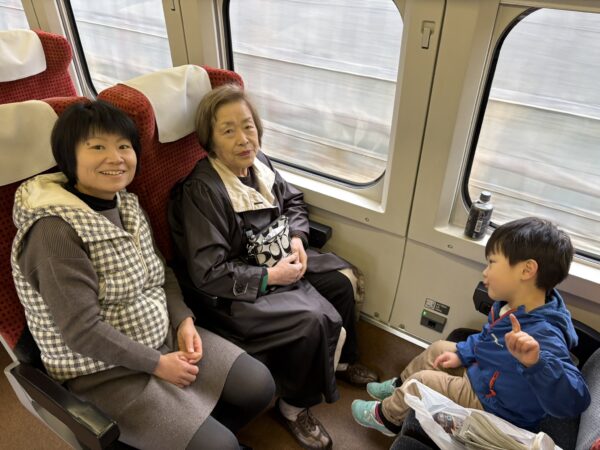 山形新幹線つばさで４人のボックス席にして東根市から一路、東京渋谷を目指す土屋家の写真です。