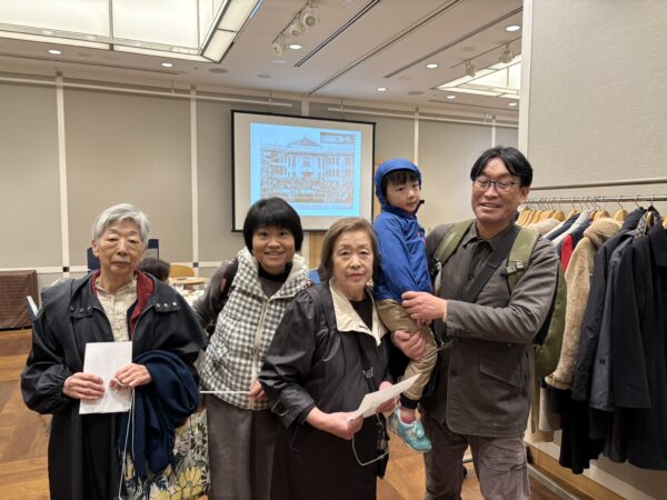 福島の母親の同級生の先生と一緒に家族で写真撮影