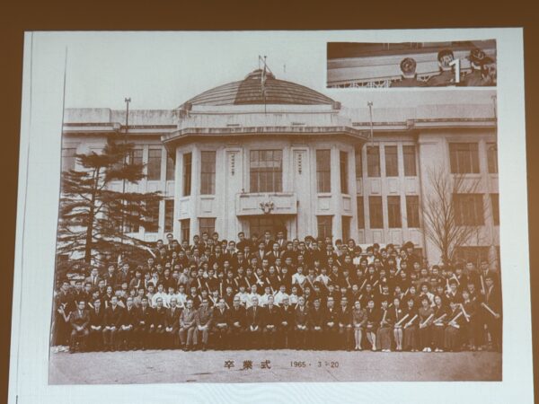 星薬科大学昭和３９年度卒業式の集合写真です、