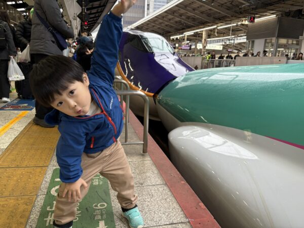 山形新幹線つばさとはやぶさの連結のところで、息子が大きく手を広げるポースをとって写真撮影