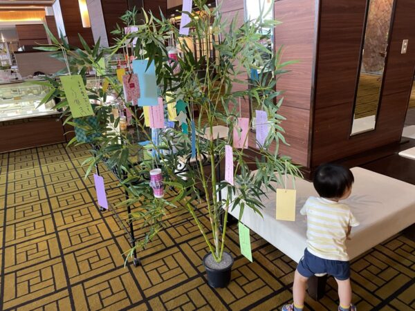 私が以前勤務していたいまはなきホテルキャッスルのフロントには、毎年七夕の飾り付けをしていました。そのときの七夕の写真を見ると、季節感や地元の文化とのつながりも感じられ、心が和みます。