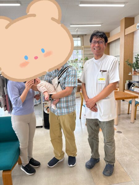 生後３ヶ月の赤ちゃんを愛おしく抱いているご夫妻と店主の土屋幸太郎です。おめでとうございます。末永いお幸せを心より祈念申し上げます。