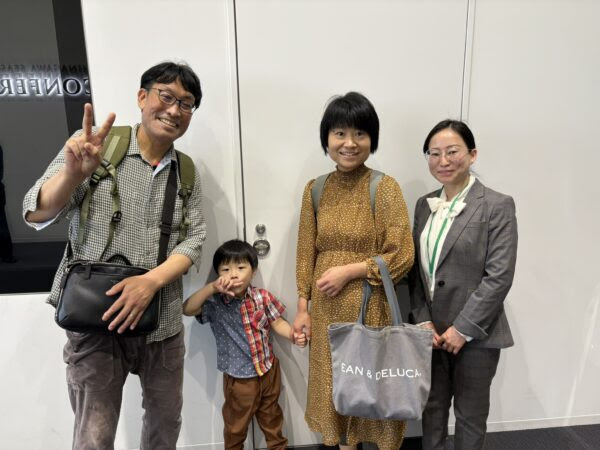 中医学講師の柯愛君先生と妻と息子と土屋幸太郎。笑顔でパチリ