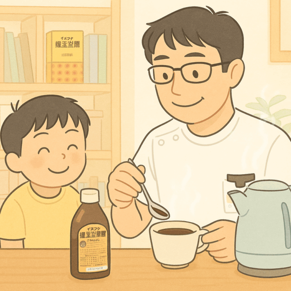 薬局のカウンターで白衣を着た薬剤師の男性が、婦宝当帰膠を計量スプーンでお湯に溶かしているイラスト。隣に小さな男の子が笑顔でその様子を見つめている。温かく穏やかな雰囲気で、親子のような優しさと漢方のぬくもりを感じさせる。背景には薬局の棚と湯気の立つ湯のみが描かれている。
