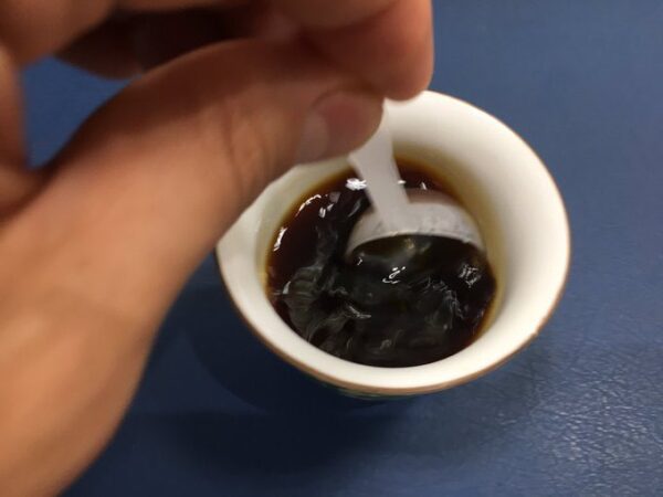 婦宝当帰膠をお湯に溶かしてスプーンでかき混ぜているイメージ。甘くてやさしい膏剤の漢方ドリンク。