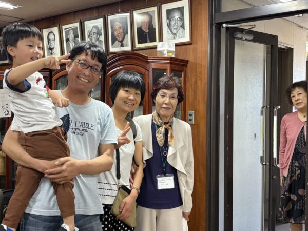 2025年6月22日、イスクラ産業7階で恩師の古村滋子先生と再会したときの写真。先生には出産祝いなど日頃から温かいご厚情をいただいており、山形にいながら気持ちは京都にあるという思いを込めた一枚。