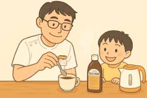 薬剤師の土屋幸太郎さんが白衣を着て薬局のカウンターで婦宝当帰膠をお湯に溶かしている。隣には4歳の息子さんが笑顔で座り、その様子を楽しそうに眺めている。木のテーブルの上には婦宝当帰膠の瓶と湯気の立つカップが並び、親子の温かな時間を描いた水彩風イラスト。