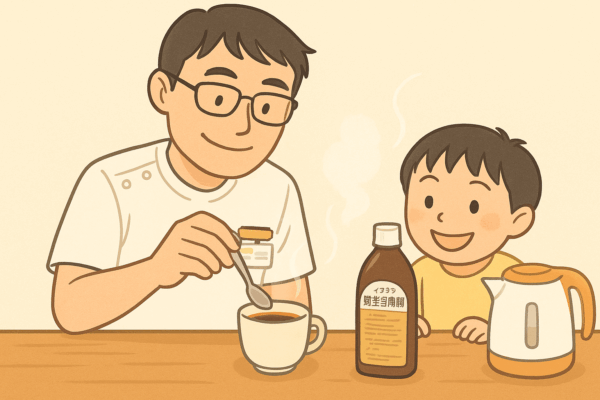 薬局のカウンターで白衣を着た薬剤師の男性が、婦宝当帰膠を計量スプーンでお湯に溶かしているイラスト。隣に小さな男の子が笑顔でその様子を見つめている。温かく穏やかな雰囲気で、親子のような優しさと漢方のぬくもりを感じさせる。背景には薬局の棚と湯気の立つ湯のみが描かれている。