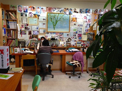 土屋薬局で何(ふー)先生から中医学を学ぶ風景。中医師の指導のもと、婦宝当帰膠をはじめとする漢方薬の知識を深める研修の様子。