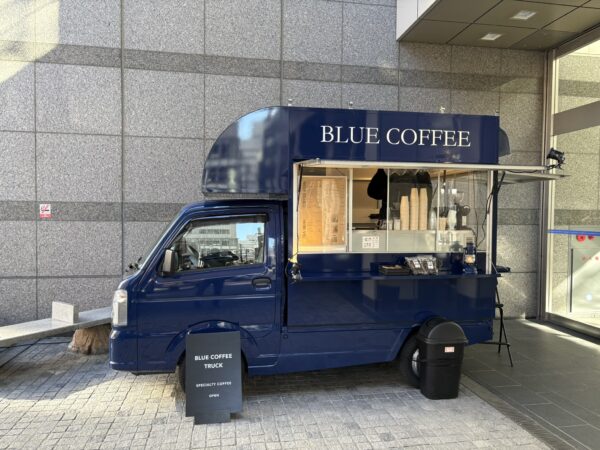 仙台アエル1階のblue coffee移動販売車。仙台での研修会帰りに立ち寄った出張コーヒーカート。
