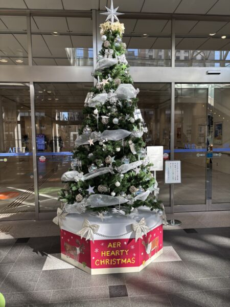 仙台駅前に飾られたクリスマスツリー。冬の仙台の街の雰囲気とアエル周辺の季節感を伝えるイルミネーション写真。
