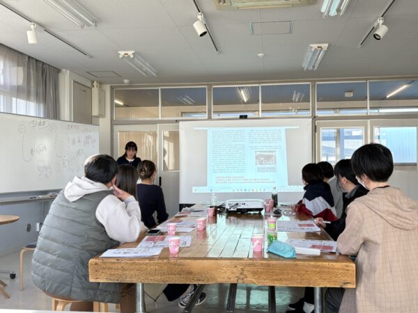 妊活と漢方の講義を熱心に聞き入る参加者たちの写真。教室全体が集中した空気に包まれ、中医学の妊娠力アップ講座に真剣に耳を傾けている様子。