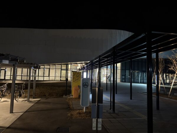 長井市の『くるんと』の夜の外観を、閉館が近い17時45分頃に撮影した写真。ライトに照らされた建物が静かに浮かび上がり、いつも温かく迎えてくれる施設への感謝が伝わる一枚。