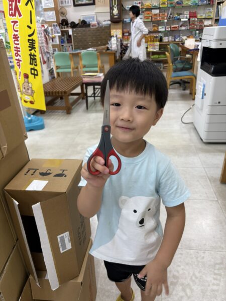 はさみを使って切る練習をしている様子。