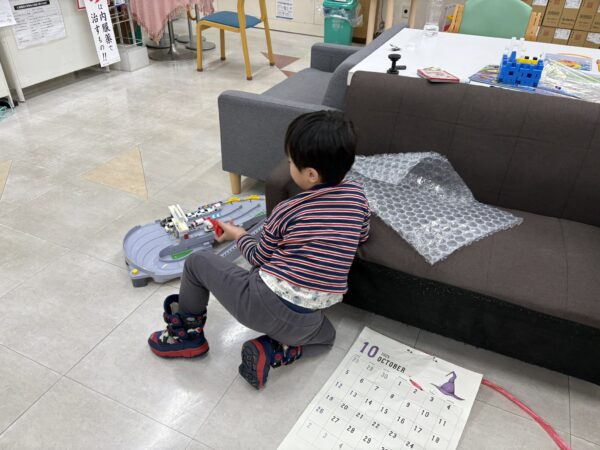 子どもが板藍のど飴を美味しそうになめている様子。冬の風邪予防・感染症対策として人気の板藍根入りのど飴