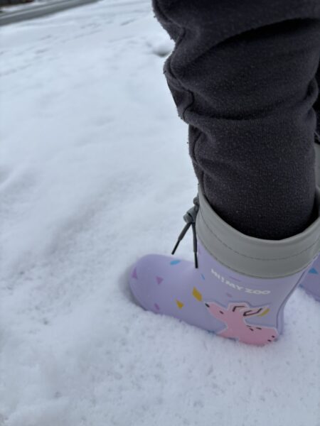 4歳になった息子の朝の長靴。冬の玄関先の一コマ。