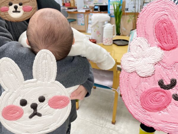 PCOSによる2人目不妊の漢方相談を経て出産され、生後1ヶ月半の赤ちゃんを抱いて来店されたご家族の写真